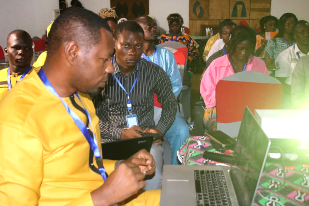 cameroun-:-avec-media-4-peace-et-l’uar,-ict-media-strategies-forme-les-journalistes-a-l’usage-des-outils-d’ia